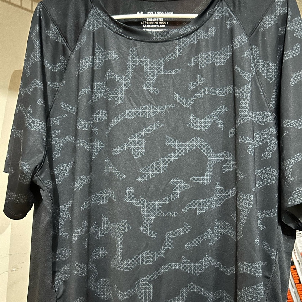 Under Armour Black and Gray Patterned Men's Tee